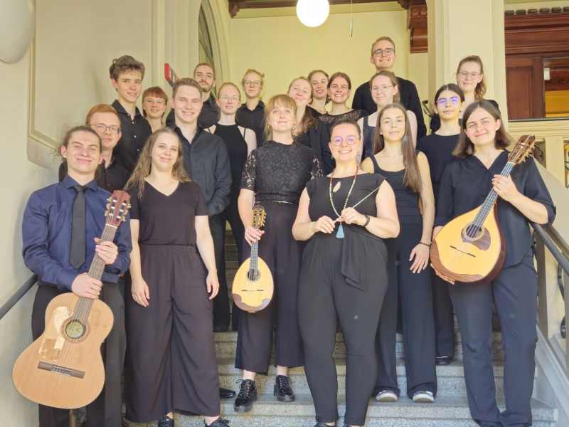 Gruppenfoto mit Zupfinstrument